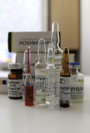 Медикаменты в ампулах и флаконах